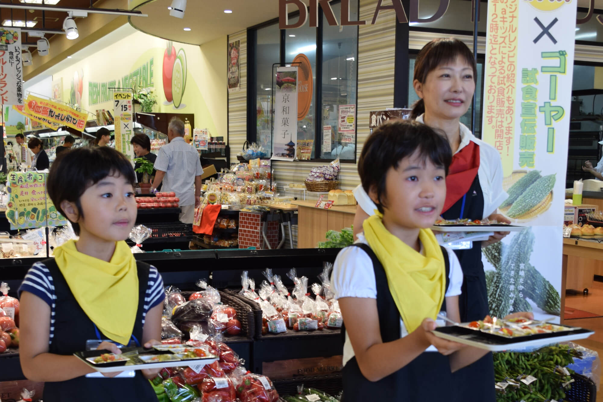 大きな声で呼びかけしながら試食販売